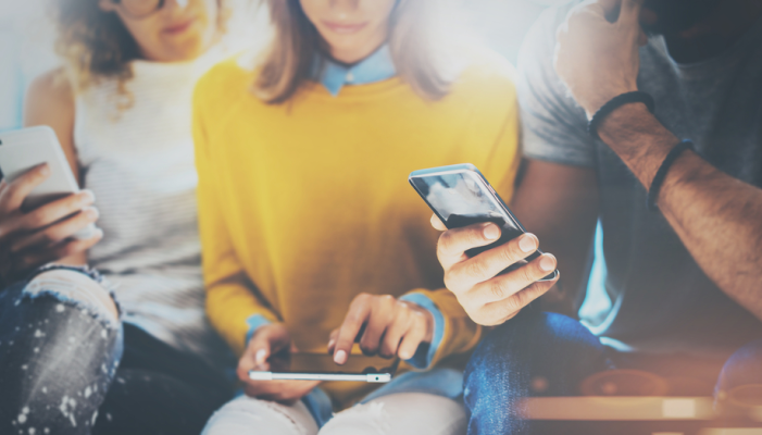 Equipo en agencia de marketing digital trabaja junto