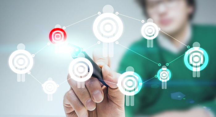 Marketero apunta a símbolo de inbound marketing