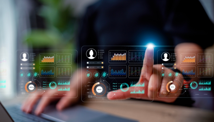 Profesional del marketing digital hace análisis de la competencia