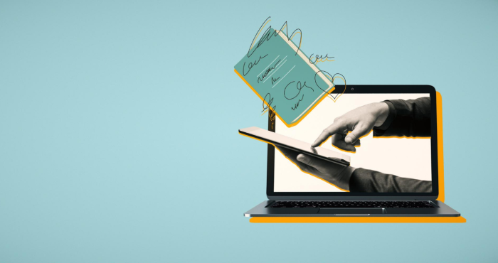 Imagen con manos usando blog educativo en fondo azul