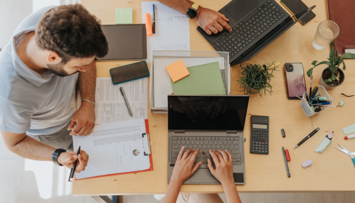 Equipo de contenido trabaja en marketing