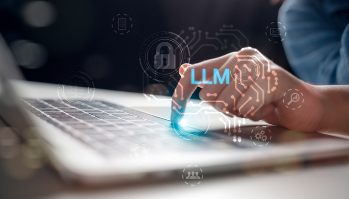Mujer escribe texto para LLMs