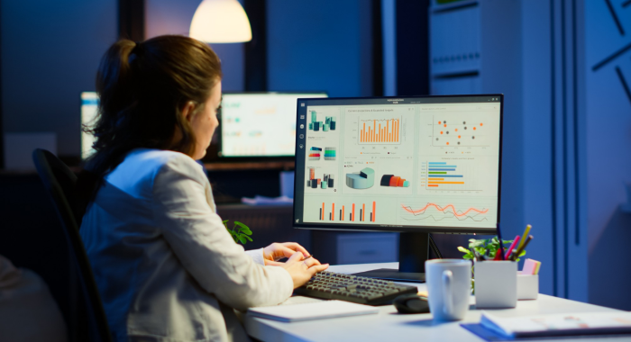 Mercadóloga analiza CRO con programa profesional