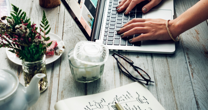 Mujer revisa estrategia de contenidos digitales en computadora