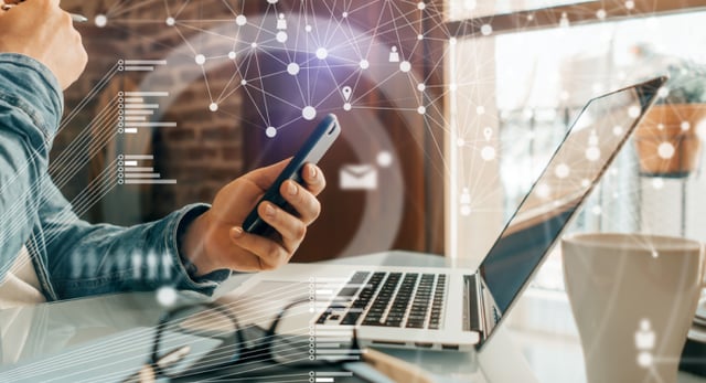 Hombre piensa estrategia de link building