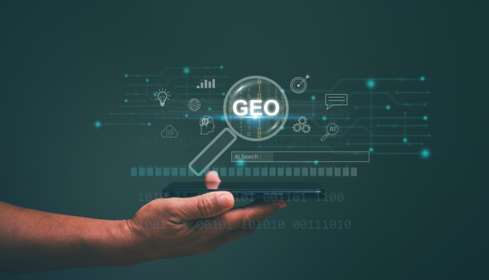 Símbolos de GEO en marketing flotan sobre celular