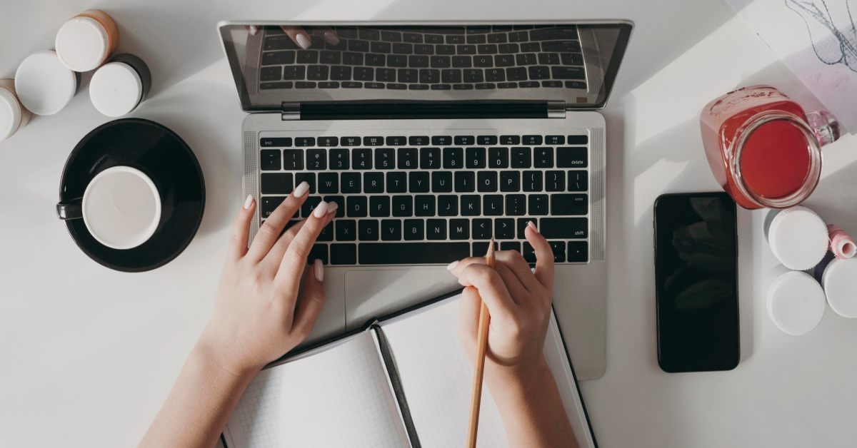 Mujer escribe blog considerando Google EEAT