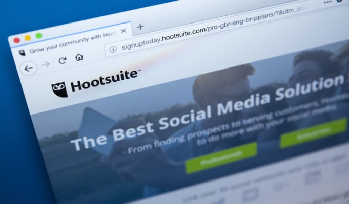 Pantalla con logo de Hootsuite, herramienta para redes sociales