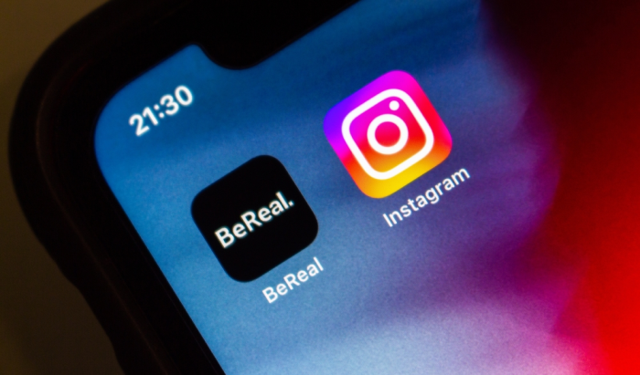 Pantalla con ícono de Instagram y hora