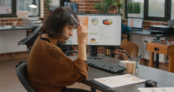 Mercadóloga digital resolviendo crisis de SEO en oficina