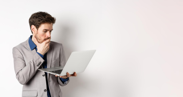 Ejecutivo de marketing digital preocupado por resultados SEO