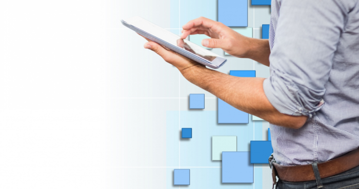 Mercadólogo verifica datos de marketing digital en tablet