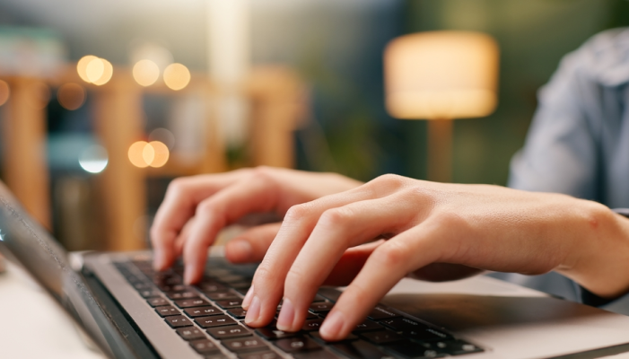 Mujer escribe para marca en blog exitoso