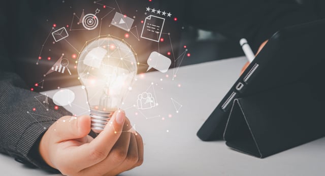 Creador de contenido sostiene bombilla