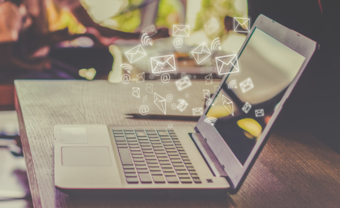 Íconos de marketing automation flotan sobre laptop