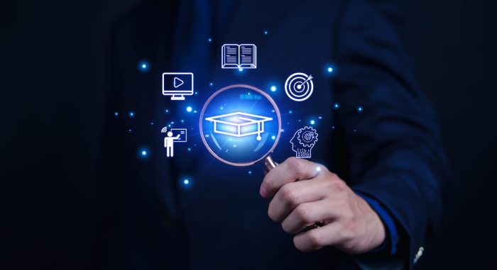 Usuario web enfoca ícono de marketing digital educativo