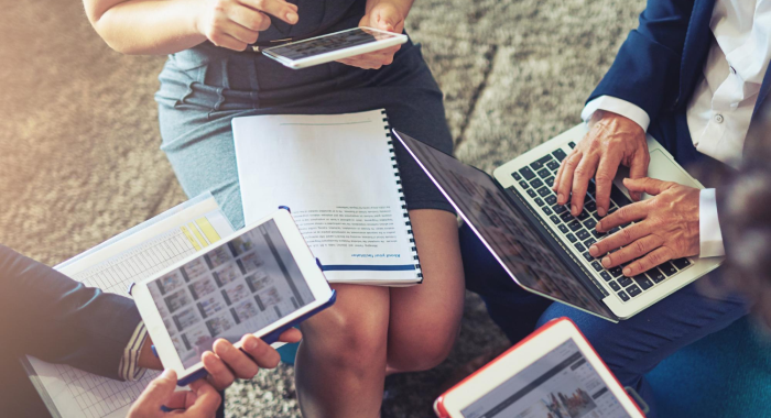 Personas usan marketing digital para conocer universidades