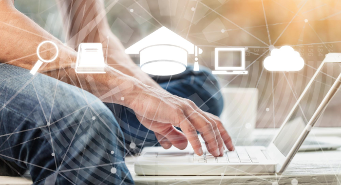 Experto programa campaña de marketing digital para universidad