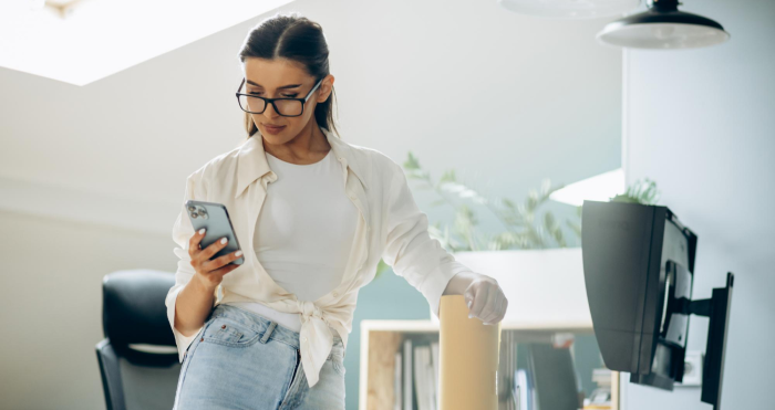 Mujer revisa métricas de desempeño en Instagram