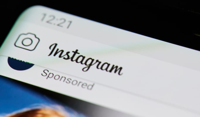 Pantalla con aplicación de Instagram y hora