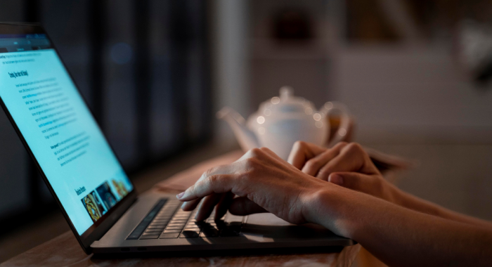 Hombre programa artículo efectivo para AEO