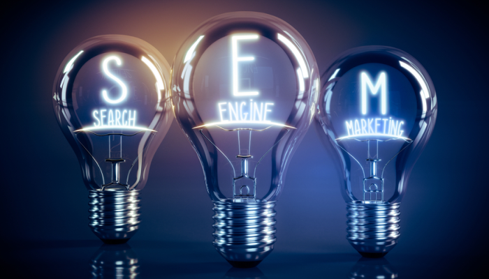 Bombillas con iniciales de SEM en marketing
