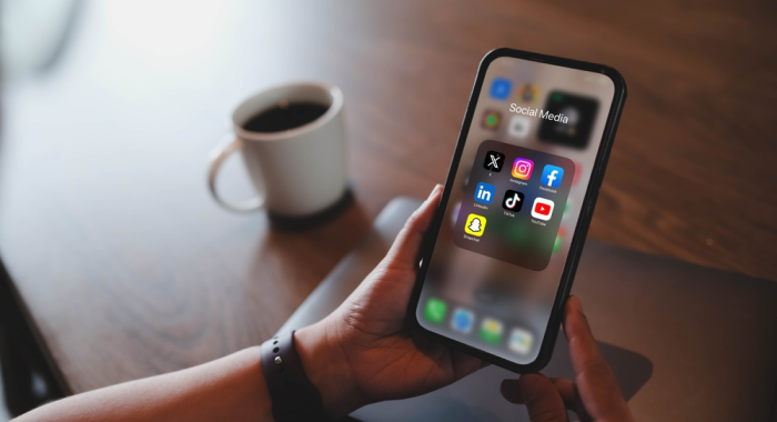 Hombre con celular y aplicaciones de redes sociales