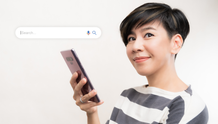 Mujer hace búsqueda de keywords en Google