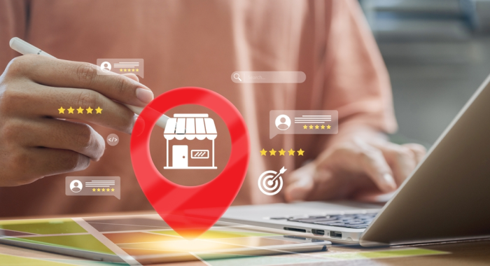 Marketero trabaja en SEO local de su negocio