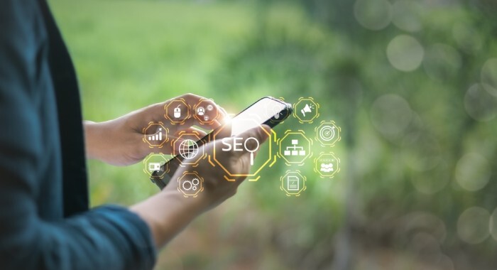 Persona aprovecha SEO móvil de su marca favorita