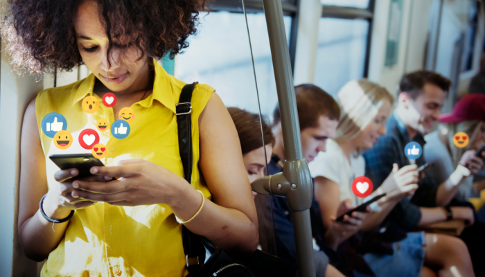Mujer interactúa en redes sociales, incrementa Share of Voice