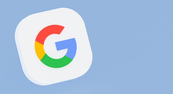 Logo de Google frente a fondo azul claro
