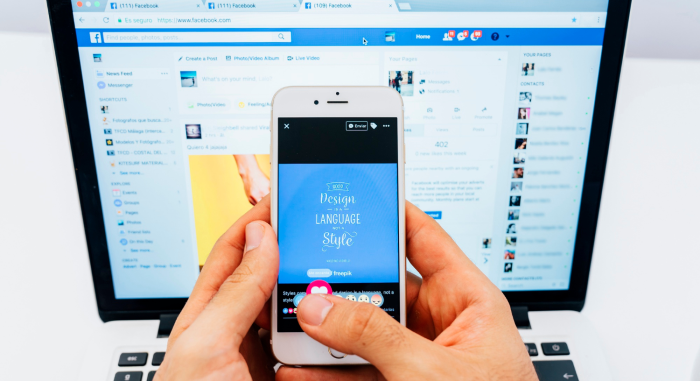 Persona posteando social ad en Facebook