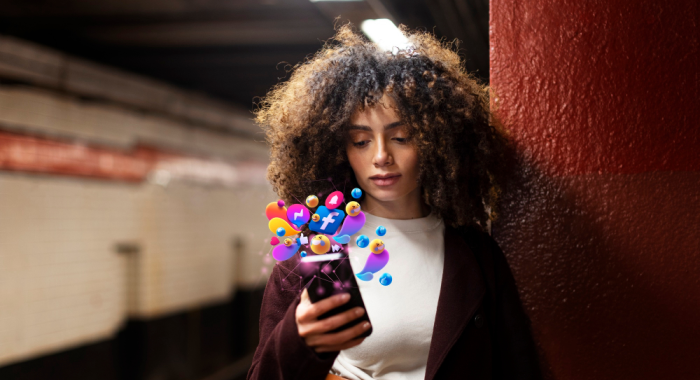 Persona hace comentario que el social listening detecta